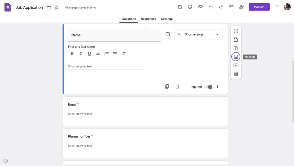 A localização do ícone "Adicionar Imagem" ao lado do título da pergunta
